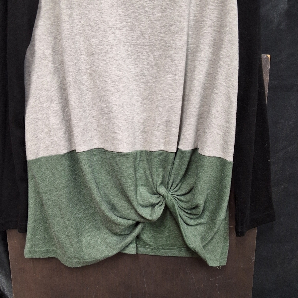 Yidarton Black Top with Multicolor Accents size womens L (Oversized) - Picture 7 of 14